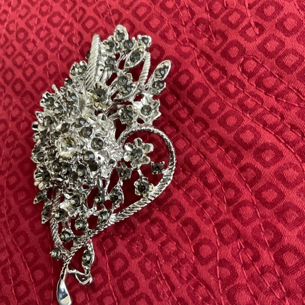 VINTAGE RHINESTONE BROOCH
